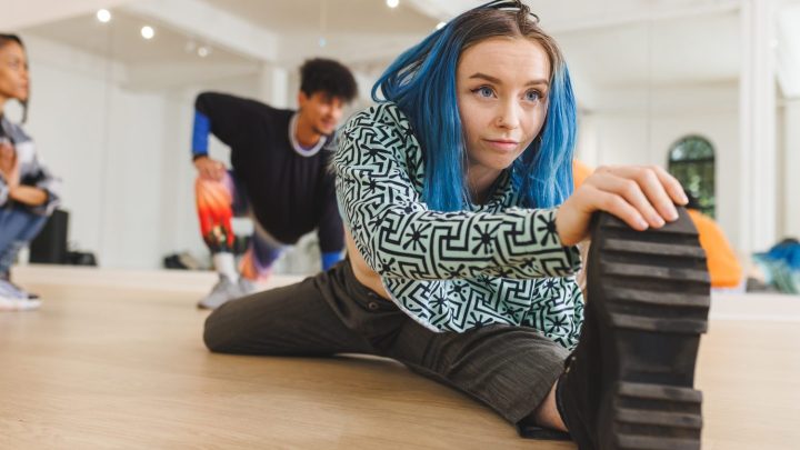 Débutant apprenant les premiers pas de danse hip-hop dans un studio avec un professeur