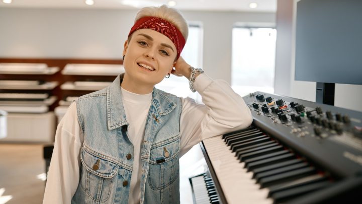 Débutant comparant une guitare et un clavier pour choisir son instrument de musique