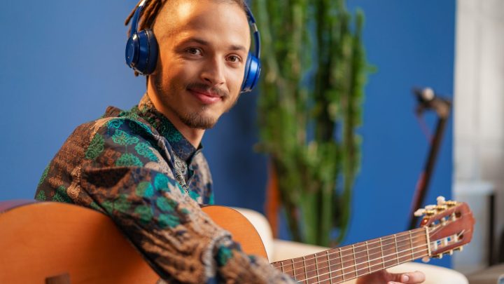Jeune musicien indépendant présentant sa chanson devant un petit public