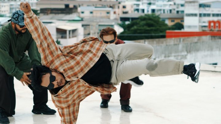 Danseurs de hip-hop réalisant différents mouvements dans une salle de danse