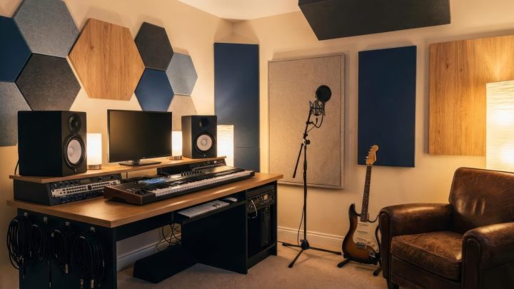 Studio d’enregistrement équipé de panneaux acoustiques sur les murs.