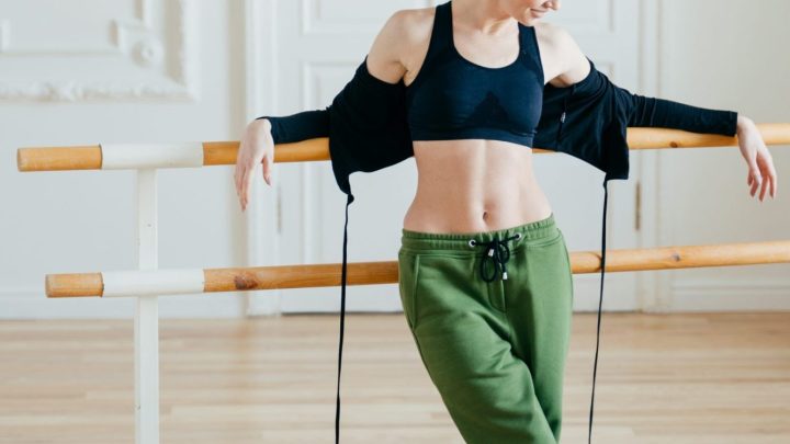 Danseuse répétant ses mouvements au rythme d’un métronome dans un studio de danse.