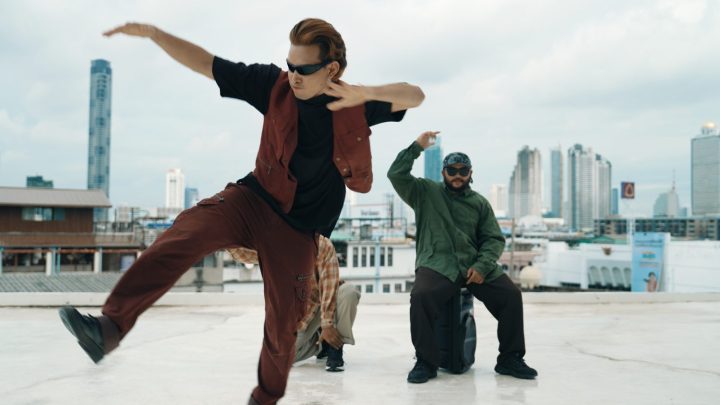 Des danseurs de hip-hop exécutent une chorégraphie dans une rue de Paris.