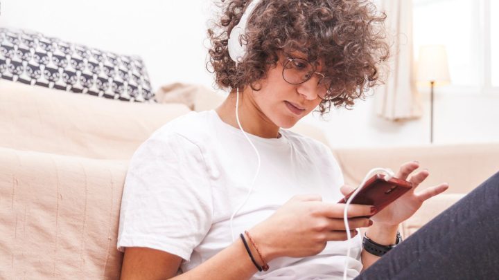 Musicien consultant les statistiques de son morceau sur Spotify depuis son smartphone.