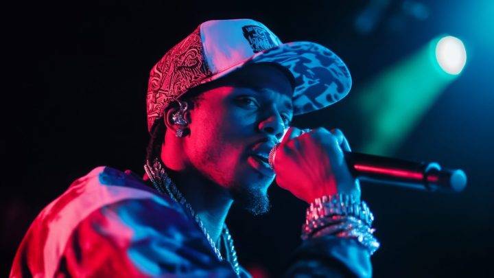 Un rappeur interprète son morceau sur scène devant le public lors d’un événement hip-hop.