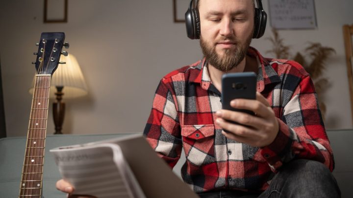Musicienne téléversant un morceau depuis son ordinateur vers une plateforme de distribution musicale.
