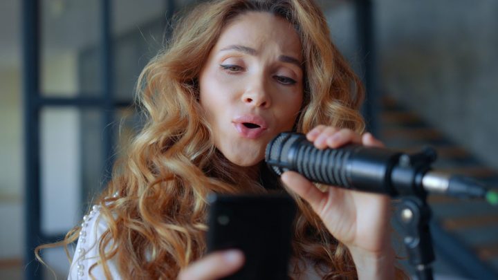 Chanteuse faisant des exercices vocaux avant de chanter dans un studio