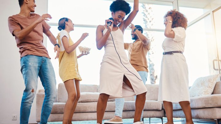 Des amis dansent ensemble lors d’une soirée musicale à la maison.