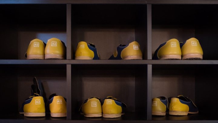 Étagères présentant une collection de sneakers soigneusement alignées.
