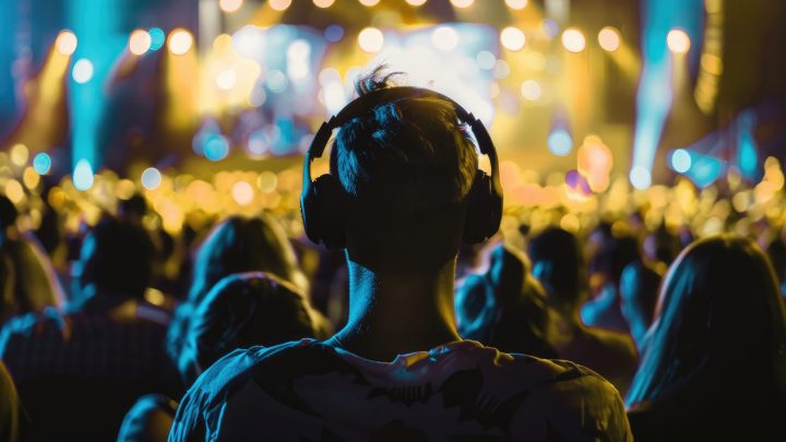 Spectateur portant des bouchons d’oreille pendant un concert.