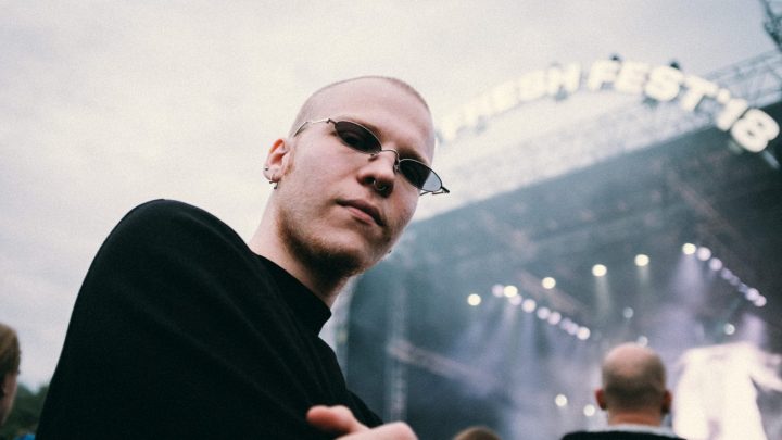 Public français assistant à un concert de rap dans une grande salle